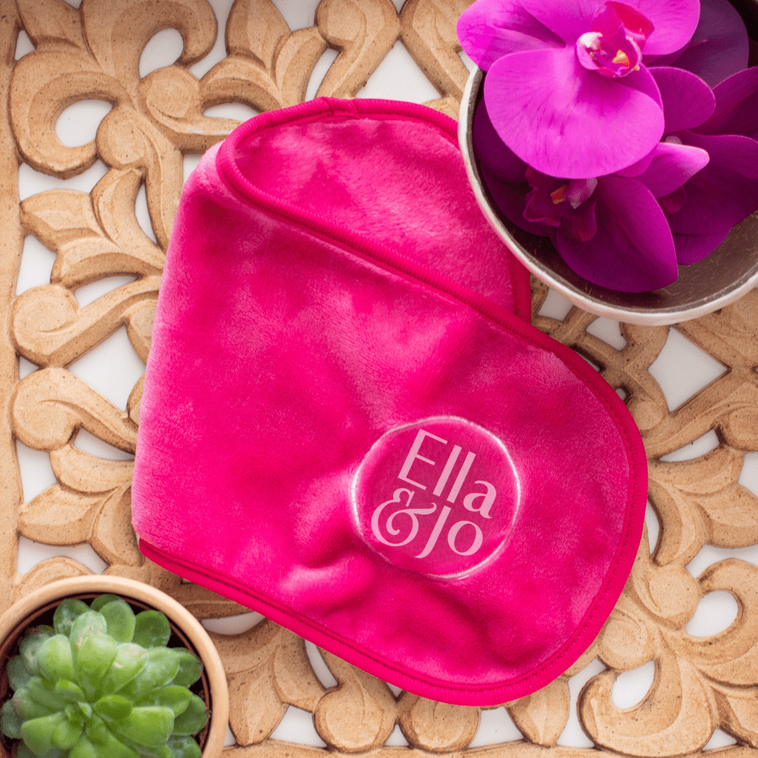 Cleaning Makeup Brushes with the Makeup Brush Cleaning Cloth
